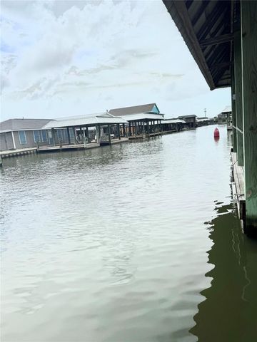 1222 Island Boulevard, Crystal Beach, TX 77650