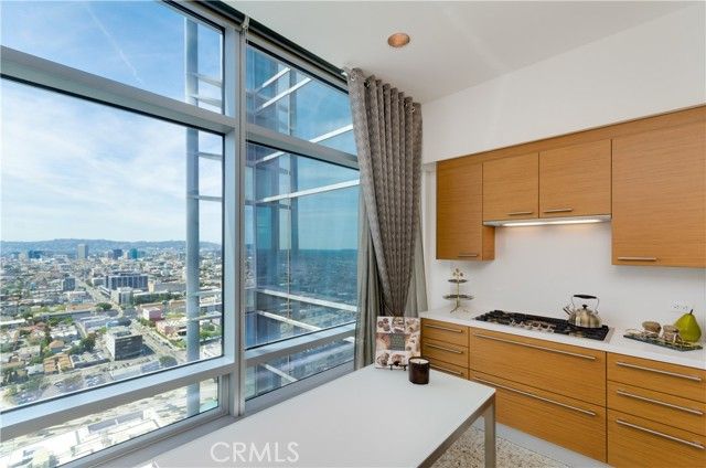 900 W Olympic Boulevard 32B, Los Angeles, CA 90015