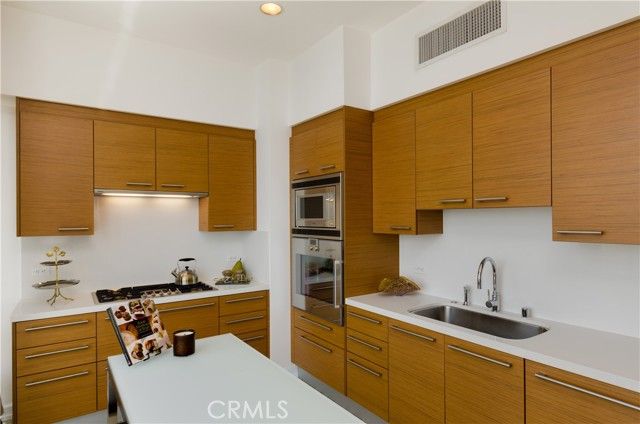 900 W Olympic Boulevard 32B, Los Angeles, CA 90015