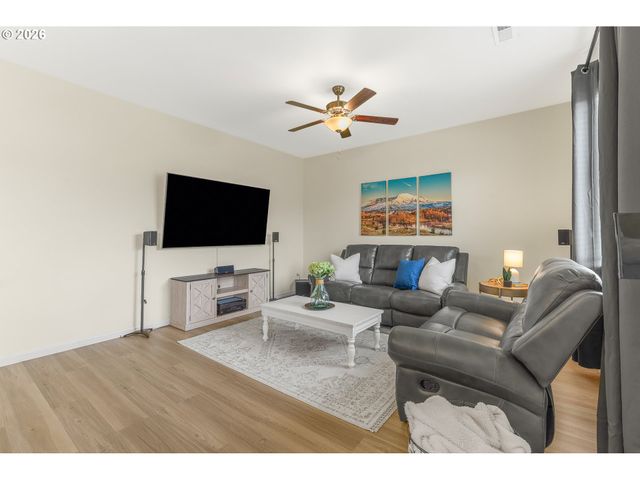 1228 W 16TH Ave, La Center, WA 98629