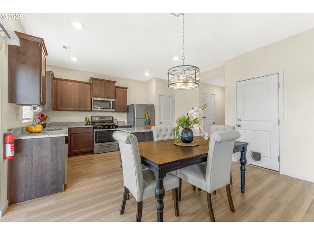 1228 W 16TH Ave, La Center, WA 98629