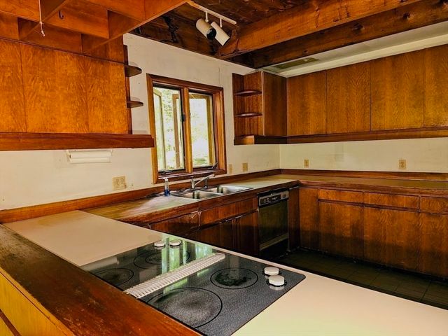 119 Buffam Rd, Pelham, MA 01002