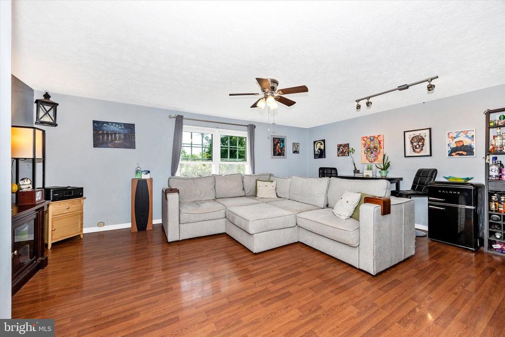 Image 4 of property listing at 1458 MOBLEY CT, Frederick, MD 21701