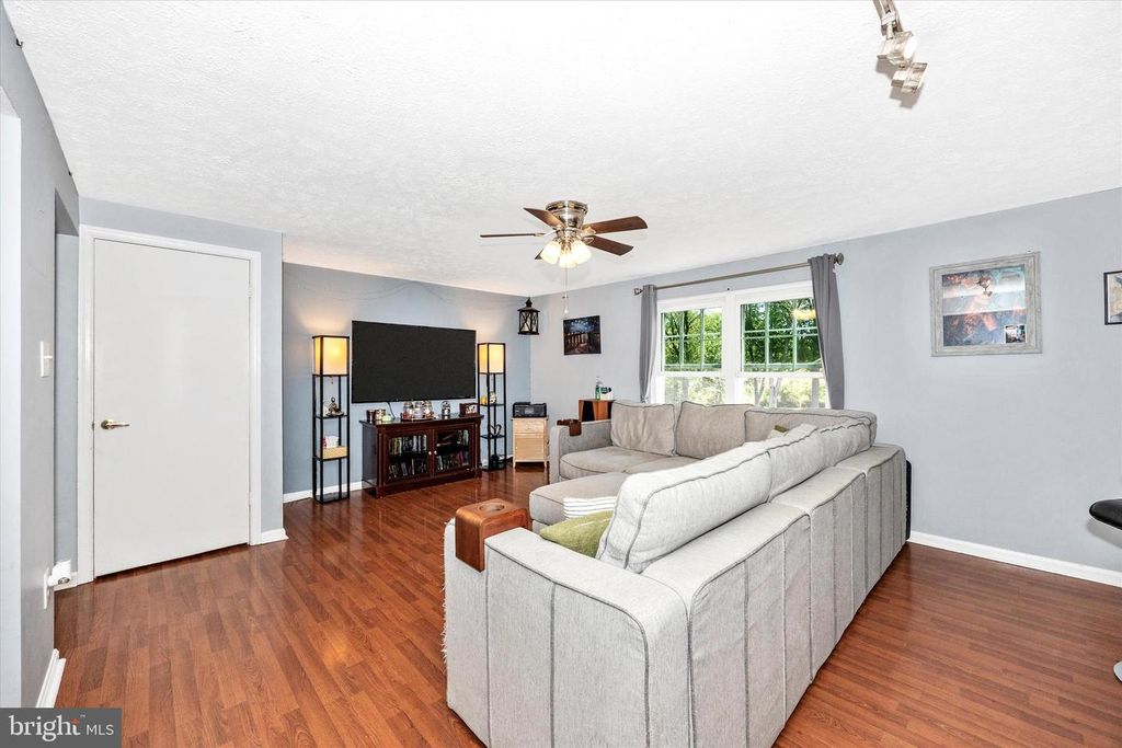 Image 5 of property listing at 1458 MOBLEY CT, Frederick, MD 21701