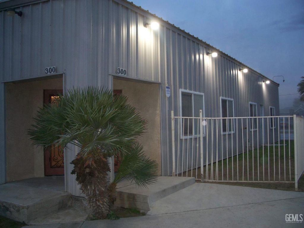 300 Mount Vernon Avenue, Bakersfield, CA 93307