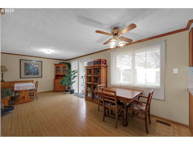 1113 CANDLELIGHT Dr, Eugene, OR 97402