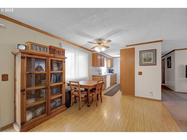 1113 CANDLELIGHT Dr, Eugene, OR 97402