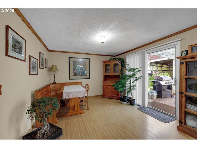 1113 CANDLELIGHT Dr, Eugene, OR 97402