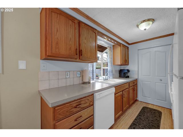 1113 CANDLELIGHT Dr, Eugene, OR 97402