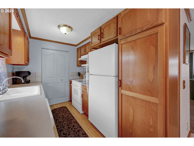 1113 CANDLELIGHT Dr, Eugene, OR 97402