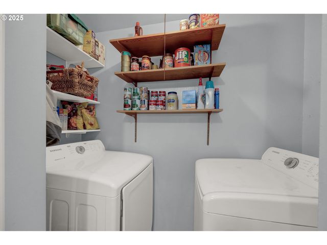 1113 CANDLELIGHT Dr, Eugene, OR 97402