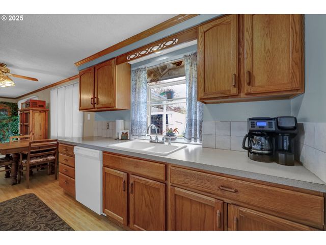 1113 CANDLELIGHT Dr, Eugene, OR 97402