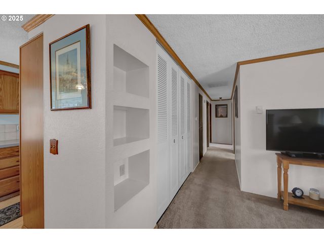 1113 CANDLELIGHT Dr, Eugene, OR 97402