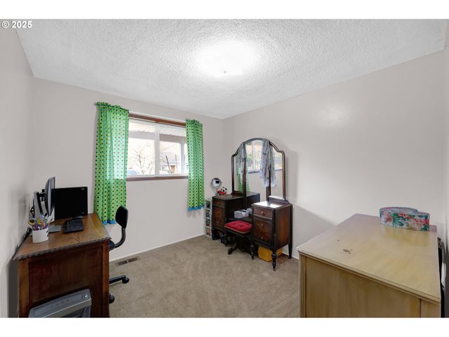 1113 CANDLELIGHT Dr, Eugene, OR 97402