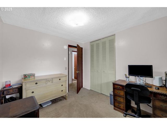 1113 CANDLELIGHT Dr, Eugene, OR 97402