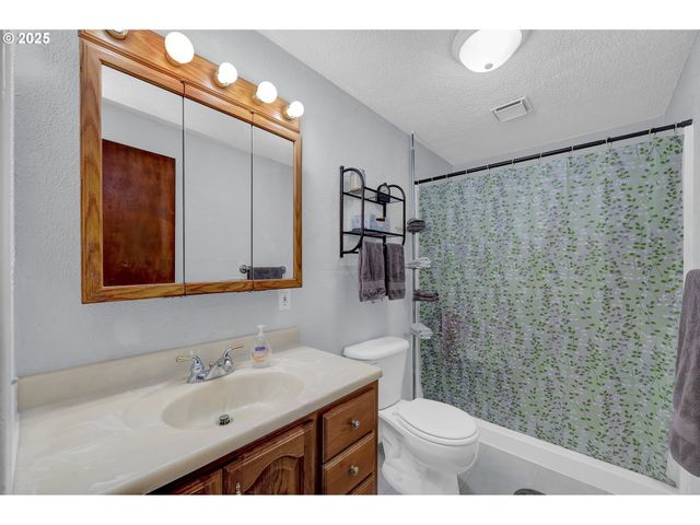 1113 CANDLELIGHT Dr, Eugene, OR 97402