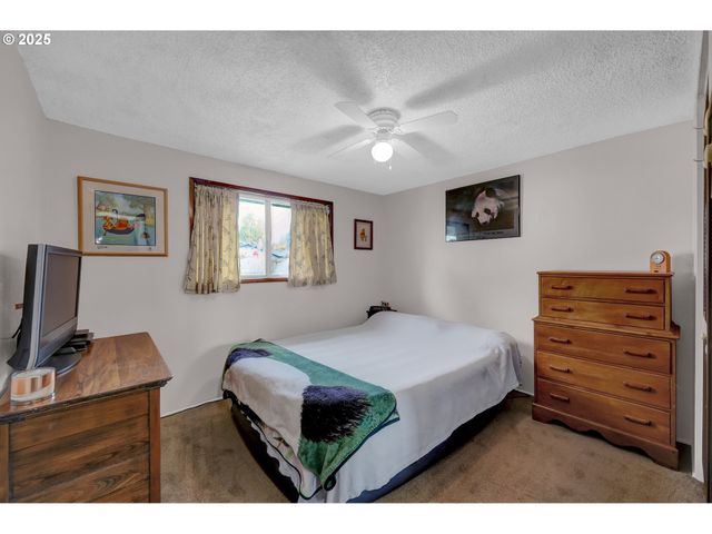 1113 CANDLELIGHT Dr, Eugene, OR 97402