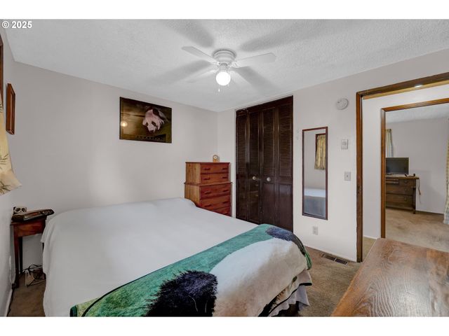 1113 CANDLELIGHT Dr, Eugene, OR 97402