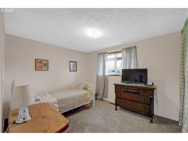 1113 CANDLELIGHT Dr, Eugene, OR 97402