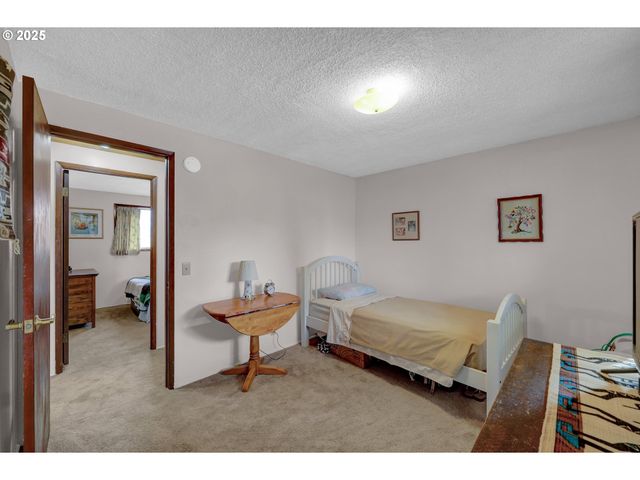 1113 CANDLELIGHT Dr, Eugene, OR 97402