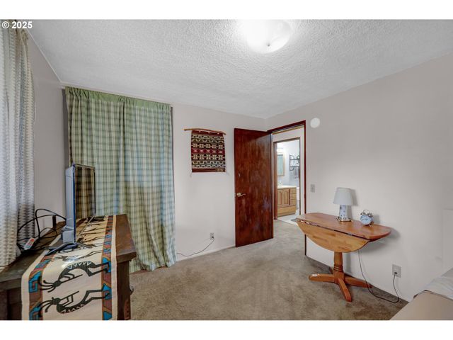 1113 CANDLELIGHT Dr, Eugene, OR 97402