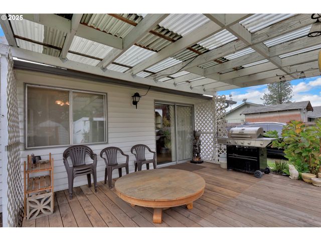 1113 CANDLELIGHT Dr, Eugene, OR 97402