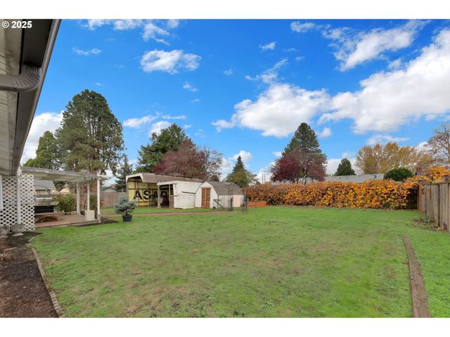 1113 CANDLELIGHT Dr, Eugene, OR 97402