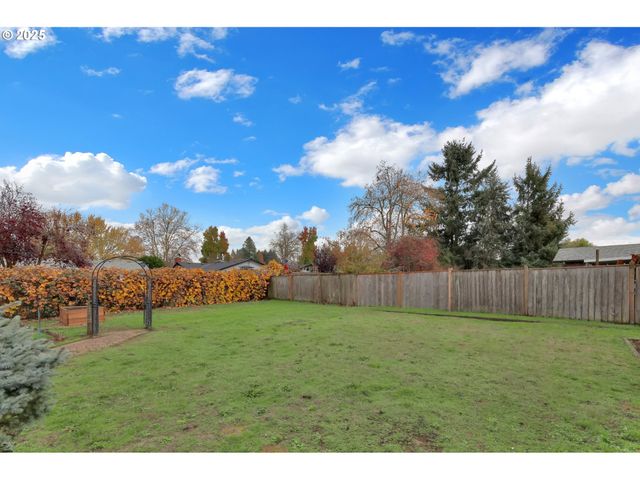 1113 CANDLELIGHT Dr, Eugene, OR 97402