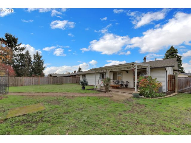 1113 CANDLELIGHT Dr, Eugene, OR 97402