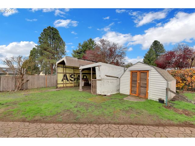 1113 CANDLELIGHT Dr, Eugene, OR 97402