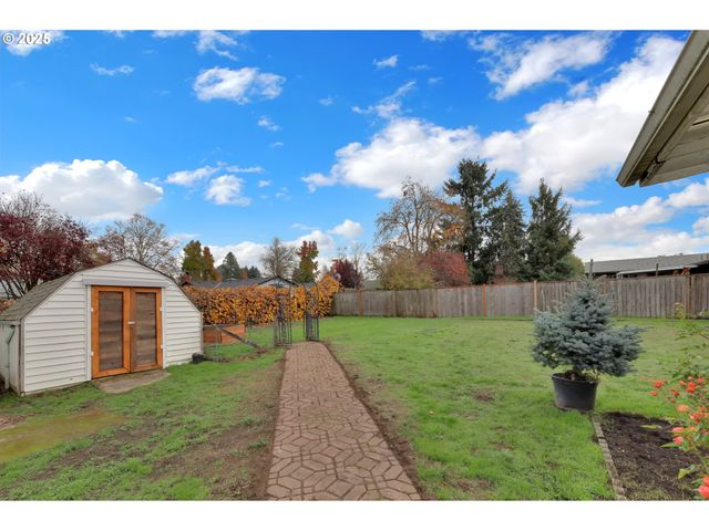 1113 CANDLELIGHT Dr, Eugene, OR 97402