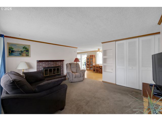 1113 CANDLELIGHT Dr, Eugene, OR 97402