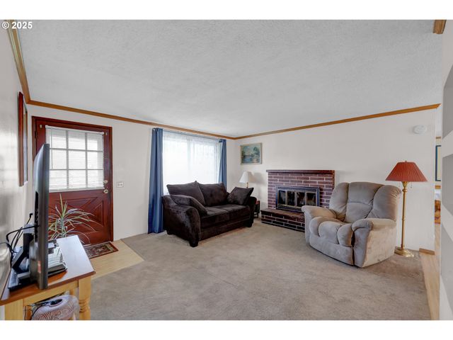 1113 CANDLELIGHT Dr, Eugene, OR 97402