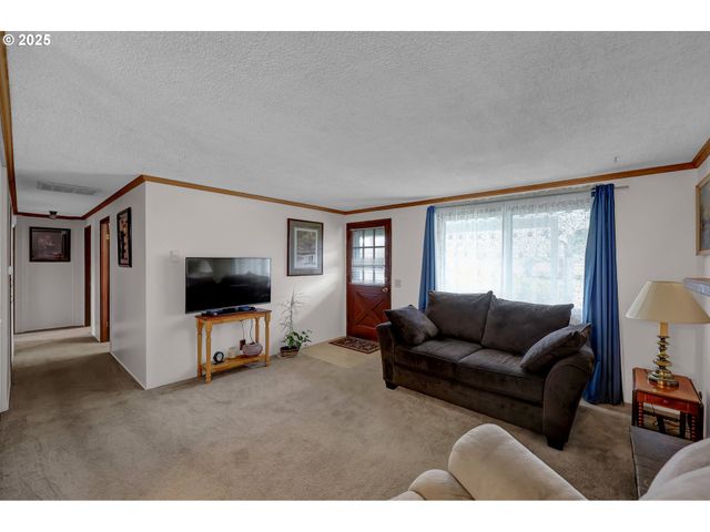 1113 CANDLELIGHT Dr, Eugene, OR 97402