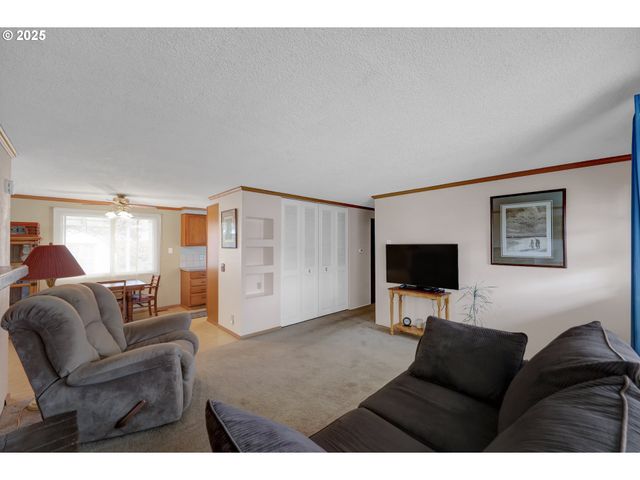 1113 CANDLELIGHT Dr, Eugene, OR 97402