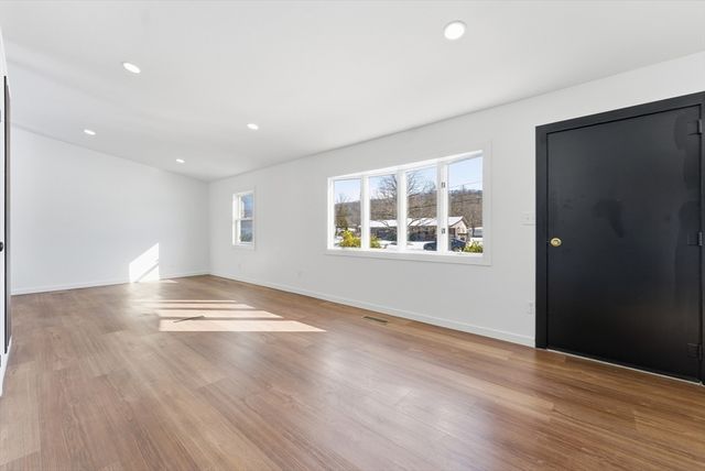 37 Sun Valley Rd, Holyoke, MA 01040