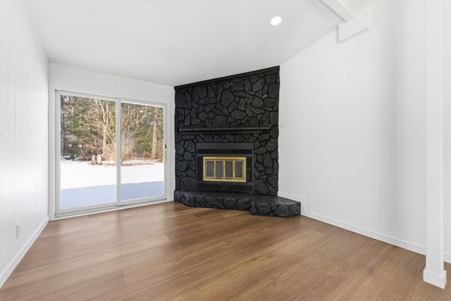 37 Sun Valley Rd, Holyoke, MA 01040