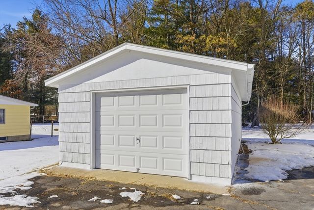 37 Sun Valley Rd, Holyoke, MA 01040