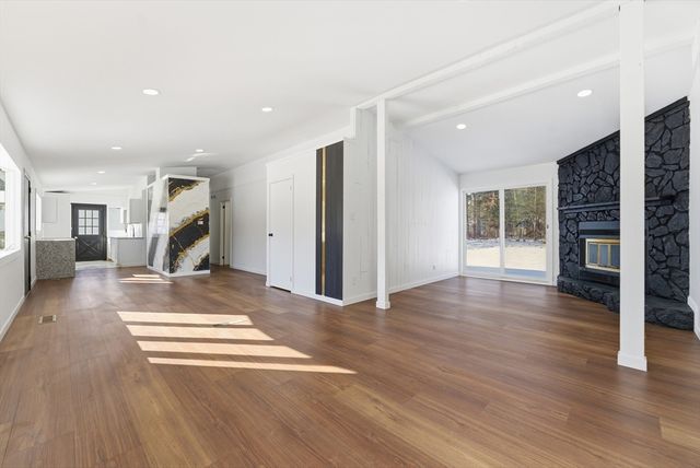 37 Sun Valley Rd, Holyoke, MA 01040