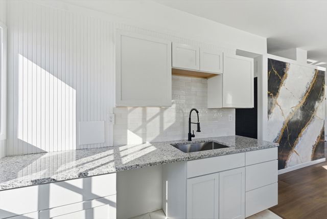 37 Sun Valley Rd, Holyoke, MA 01040