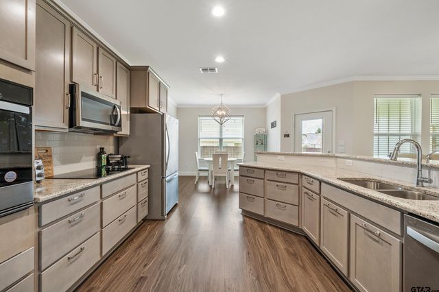 6074 Hamilton Meadows Way, Tyler, TX 75703