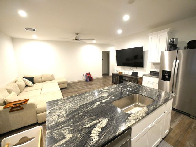 1044 Marina Bay Drive, Alvin, TX 77511