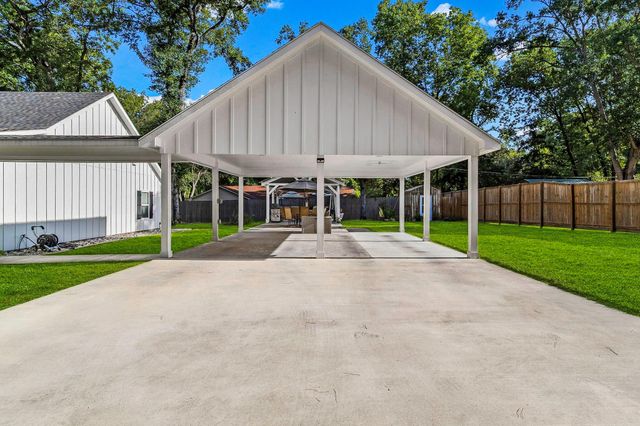 1012 W Jones Street, Livingston, TX 77351