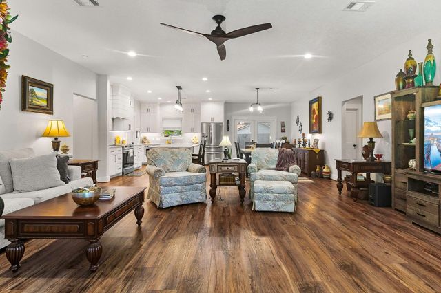 1012 W Jones Street, Livingston, TX 77351