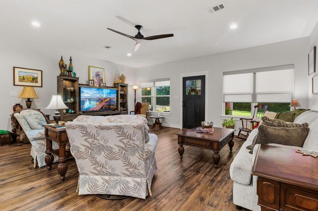 1012 W Jones Street, Livingston, TX 77351