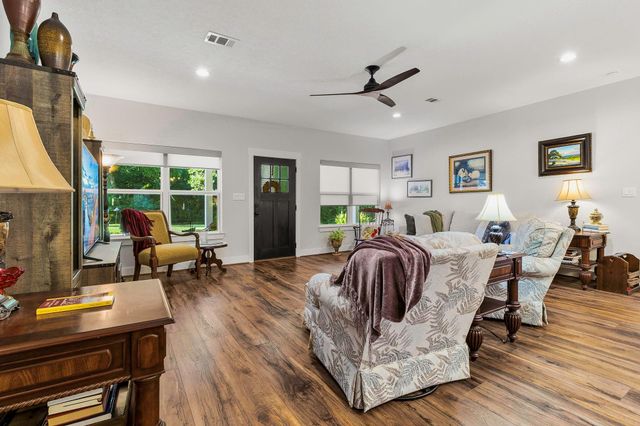 1012 W Jones Street, Livingston, TX 77351