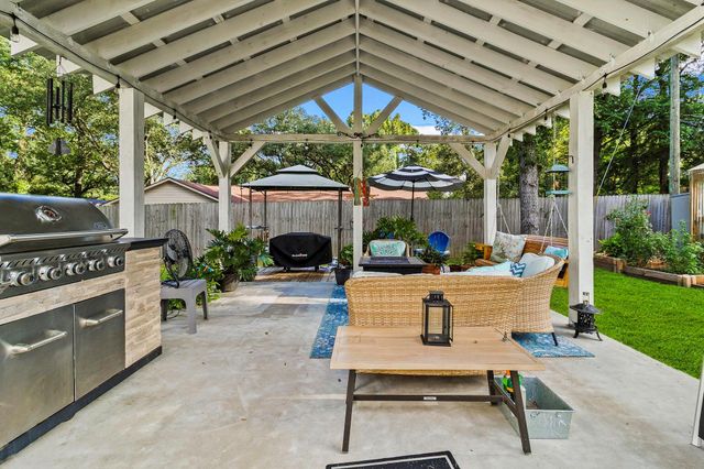 1012 W Jones Street, Livingston, TX 77351