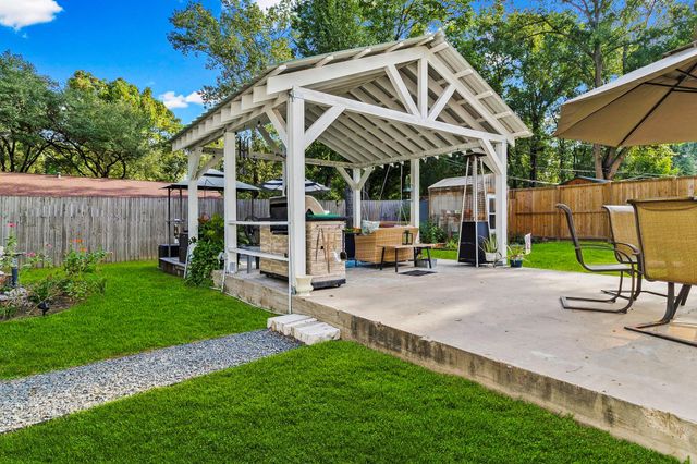 1012 W Jones Street, Livingston, TX 77351