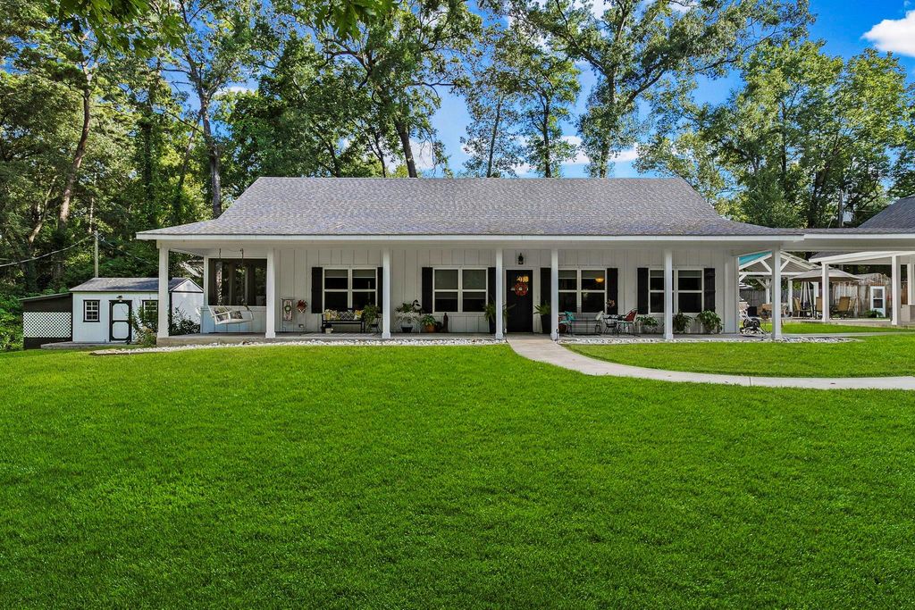 1012 W Jones Street, Livingston, TX 77351