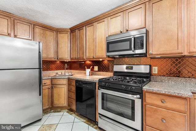 390 GLEN COVE, Collingdale, PA 19023